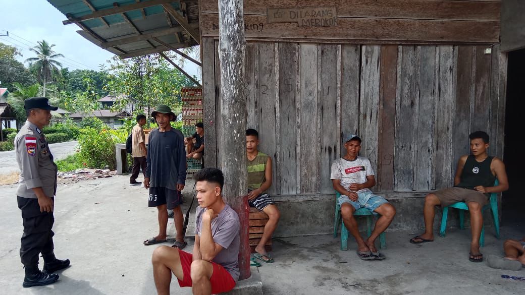 Bripka Kurnia Selamat Zebua Memberikan Himbauan dan Meningkatkan Kesadaran Warga Tentang Dampak Negatif Tawuran dan Pentingnya Menjaga Harkamtibmas