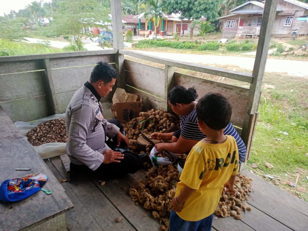 Bhabinkamtibmas Desa Bulasat Aktif Membantu Kegiatan Masyarakat dalam Bekerja