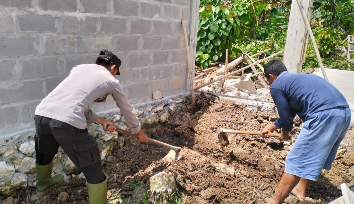 Bhabinkamtibmas Desa Mara Turun Tangan Bantu Masyarakat Sipora Selatan