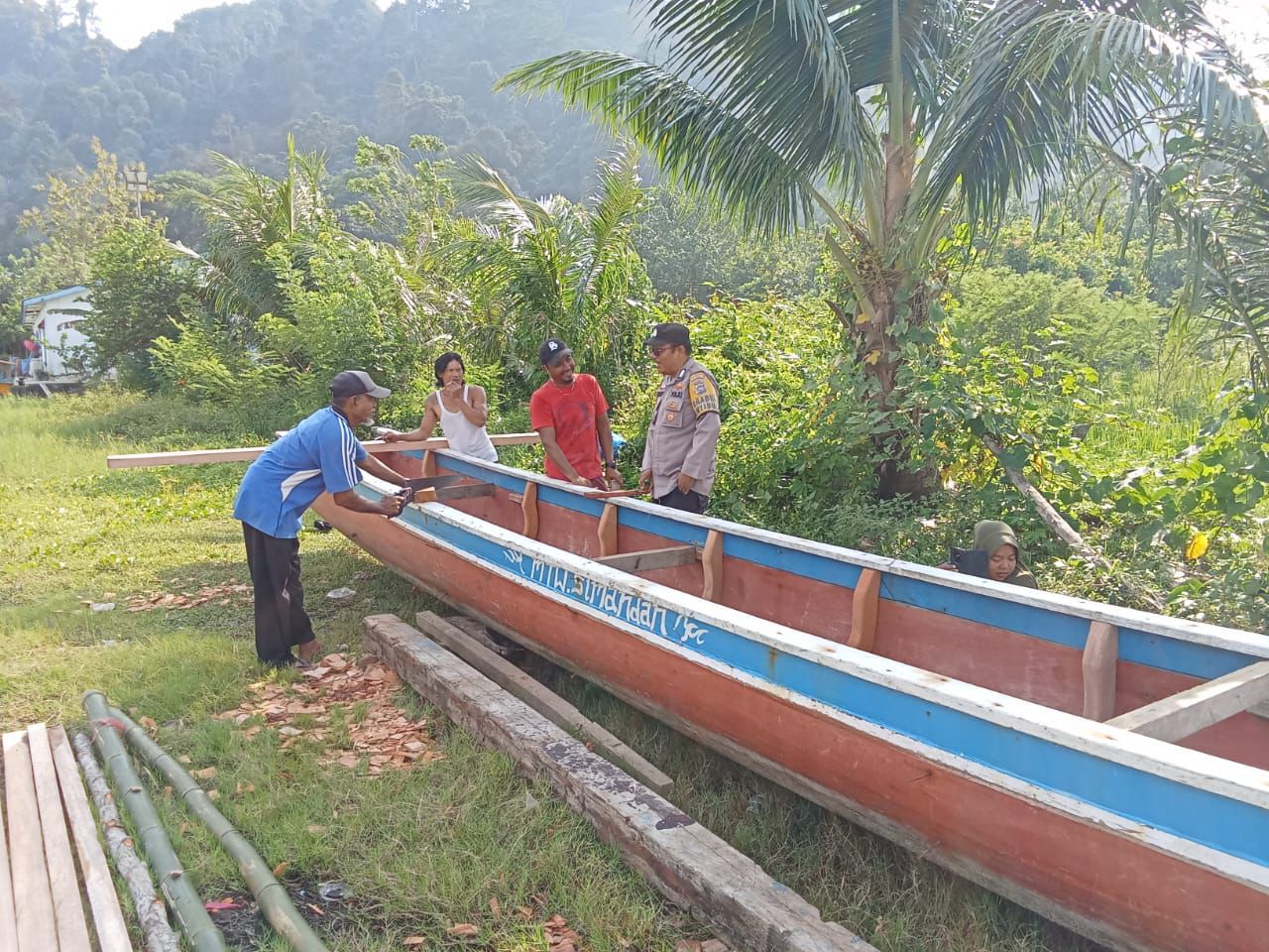 Bhabinkamtibmas Desa Malakopak Sambangi Nelayan untuk Dengar Aspirasi dan Beri Arahan