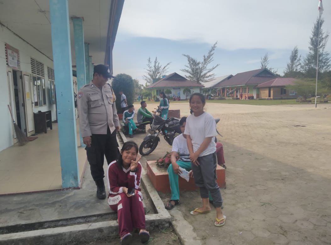 Bhabinkamtibmas Polsek Sikabaluan Brigpol Rinto Sikuncar Berikan Himbauan kepada Anak-anak Terkait Bahaya Berita Hoax