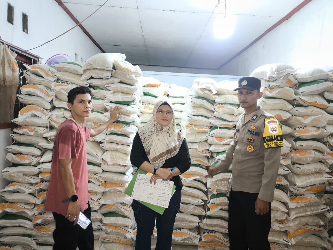 Bhabinkamtibmas Polsek Sikakap Brigpol Fadli Wahyudi Awasi Pendistribusian Beras Sejahtera dari BAPANAS untuk Masyarakat Desa Sikakap