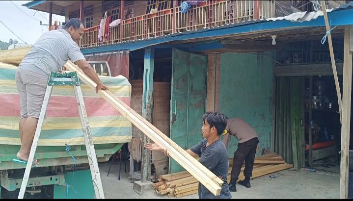 Bhabinkamtibmas Polsek Sipora Briptu Yulis Setia Rico Bantu Pekerjaan Masyarakat Desa Goisooinan