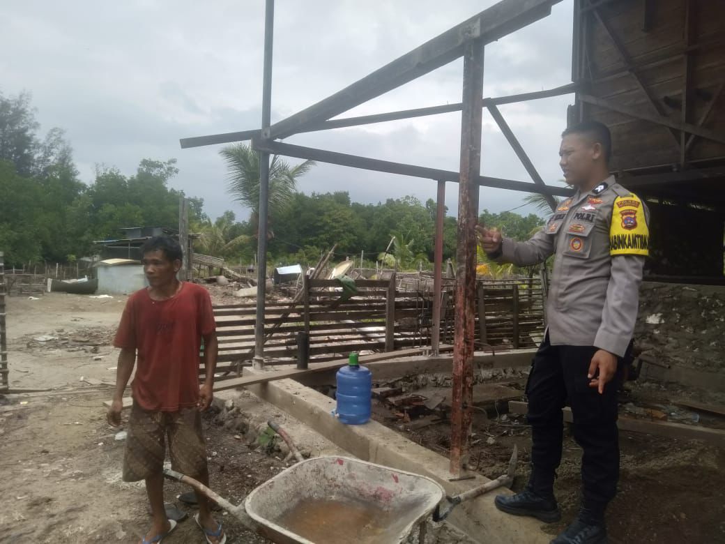 Bhabinkamtibmas Polsek Sikabaluan Briptu Fikri Haykal Bantu Meringankan Pekerjaan Masyarakat Desa Sigapokna