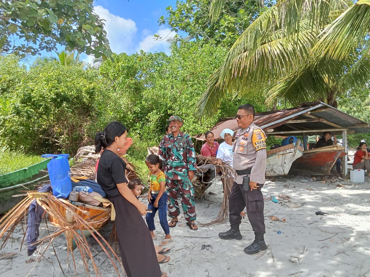 Bhabinkamtibmas Polsek Sikakap Bripka Batara Dy Harahap Himbau Warga Desa Malakopak untuk Jaga Kebersihan Pantai