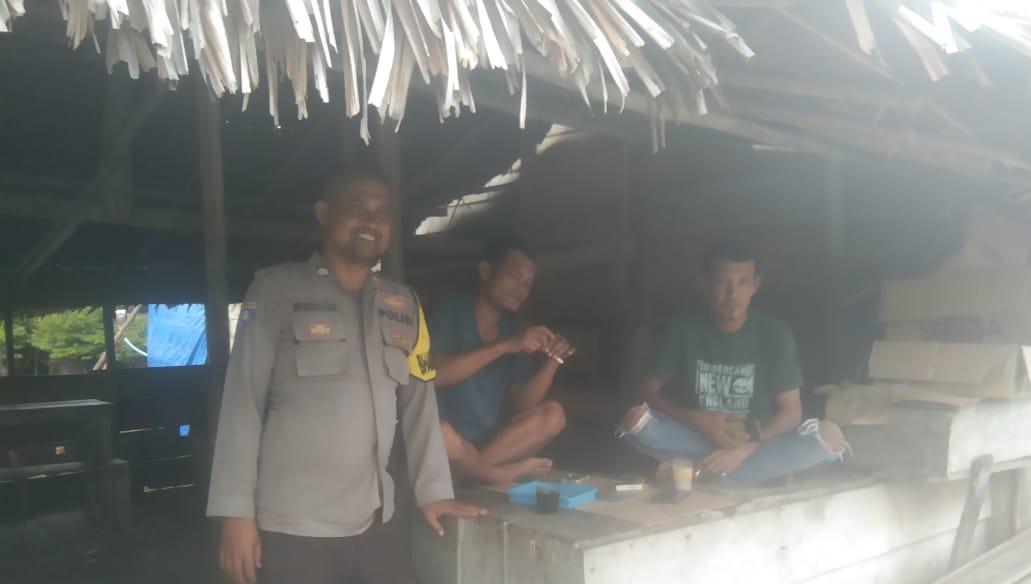 Bhabinkamtibmas Polsek Sikabaluan Brigpol Irwansyah Laksanakan Sosialisasi Bahaya Berita Hoax di Desa Sigapokna