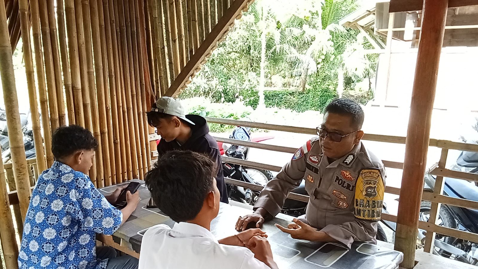 Bhabinkamtibmas Polsek Sikakap Bripka Batara Dy Harahap Berikan Himbauan Kepada Anak-Anak di Desa Malakopak