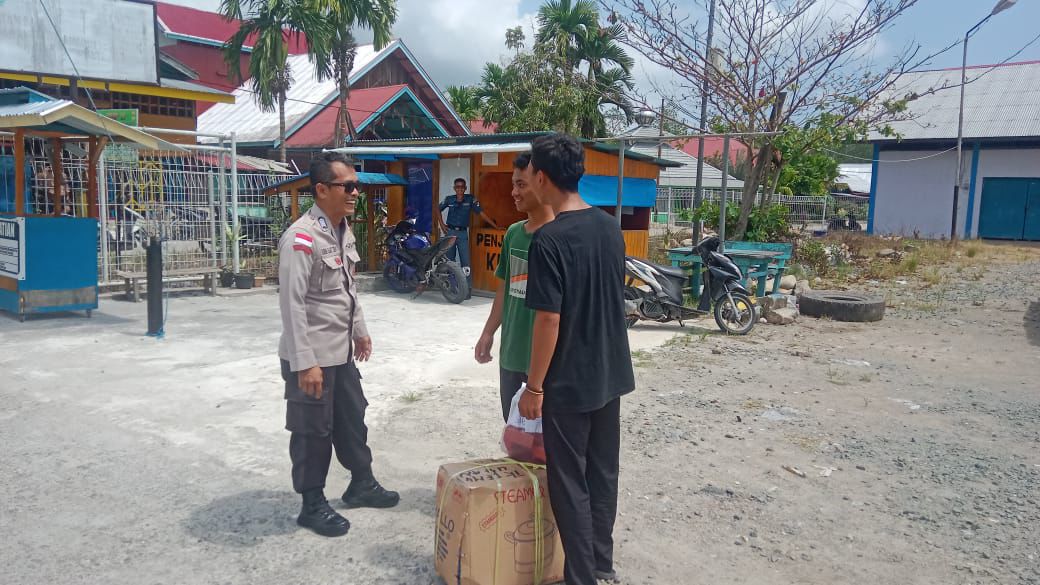 Bhabinkamtibmas Polsek Siberut Bripka Kurnia Selamet Zebua Himbau Warga Desa Cimpungan untuk Waspada Terhadap Pelaku Kejahatan