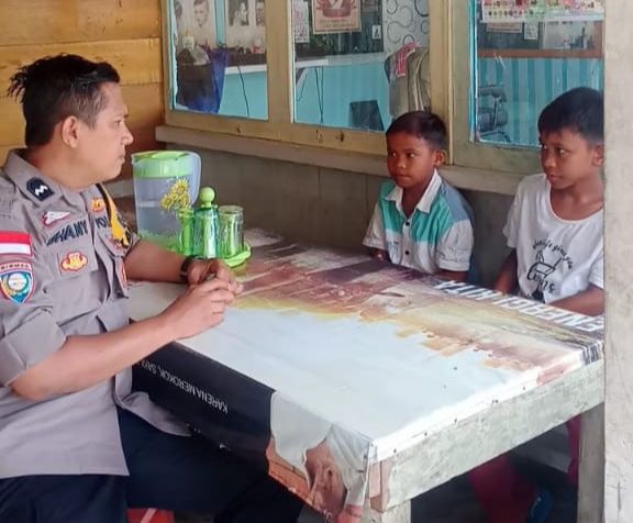 Bhabinkamtibmas Polsek Siberut Aipda Ramadhany Rosal Jalin Kedekatan dengan Anak-Anak Desa Maileppet