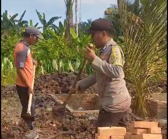 Bhabinkamtibmas Polsek Siberut Bripka Chandara A. Simarmata Bantu Meringankan Pekerjaan Masyarakat Desa Katurei
