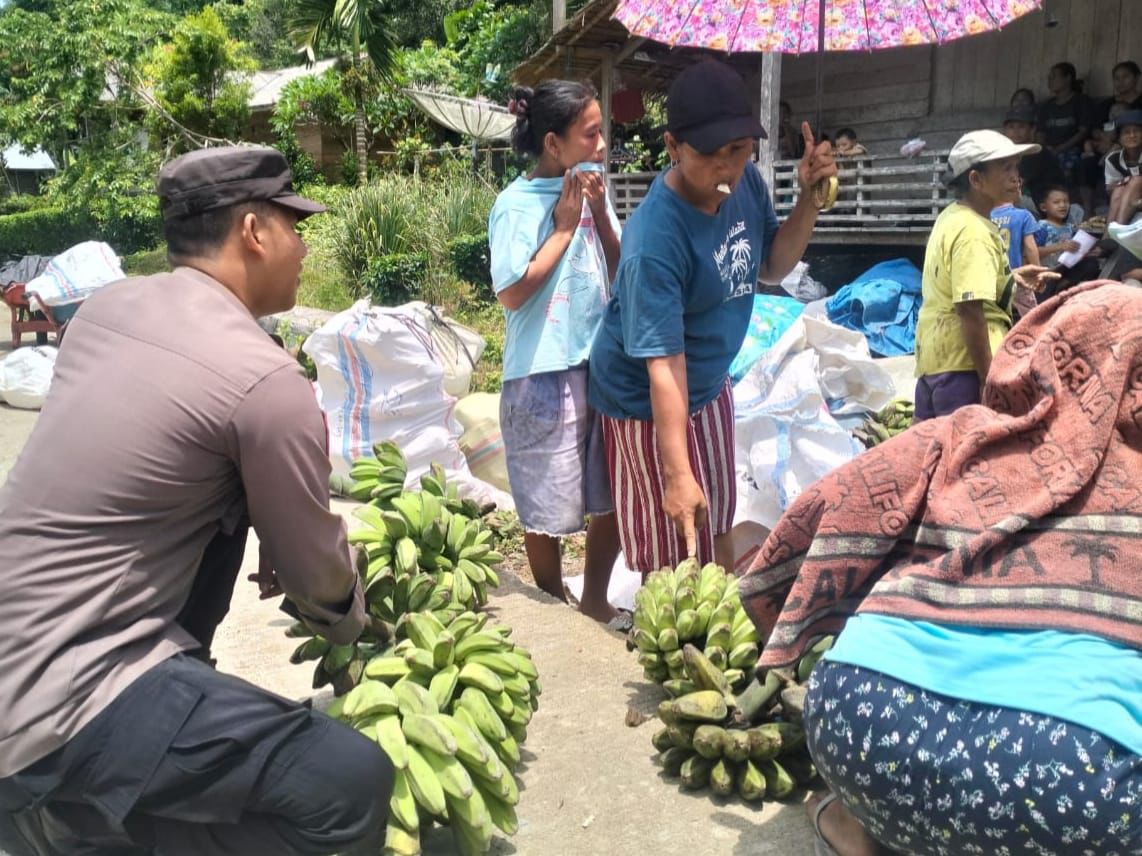 Bhabinkamtibmas Polsek Siberut Briptu Muhammad Sukri Himbau Masyarakat Desa Muntei Agar Tidak Terprovokasi Berita Hoax