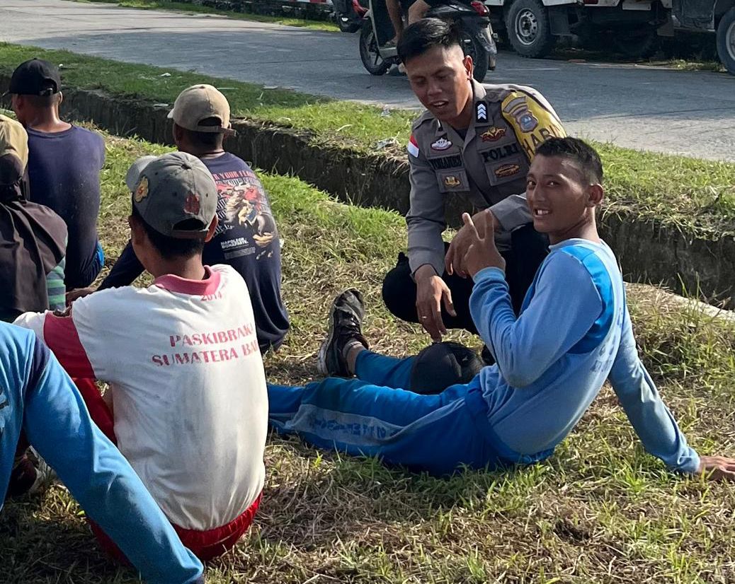 Bhabinkamtibmas Desa Saliguma Brigpol Yohanes Tri Darma Sosialisasi Penerimaan Polri di Desa Saliguma