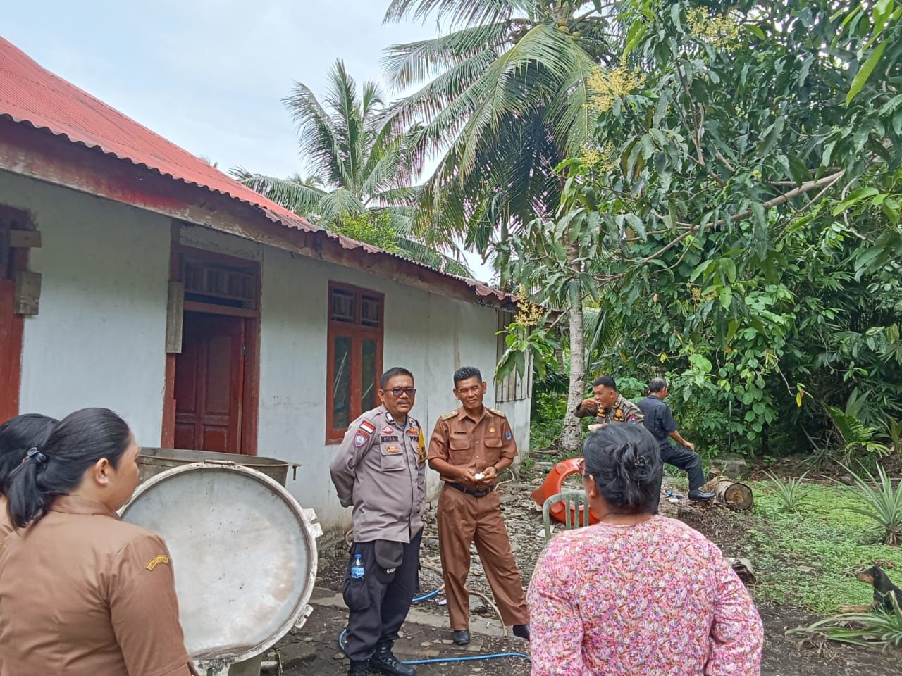Bhabinkamtibmas Polsek Sikakap Bripka Batara Dy Harahap Lakukan Giat Sambang untuk Dengarkan Keluhan dan Aspirasi Warga Desa Malakopak