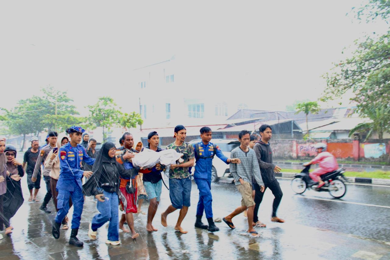 Tim SAR Ditpolairud Polda Sumbar dan Tim SAR Gabungan temukan bocah malang dalam keadan tidak bernyawa.