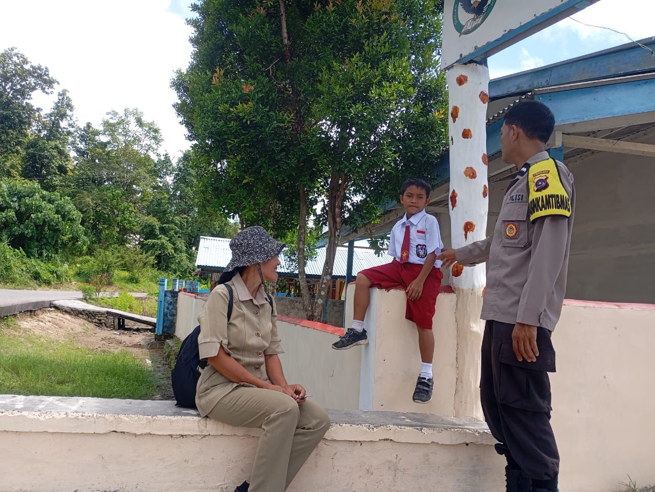 Bhabinkamtibmas Polsek Siberut Aipda Utsma Nevada Gelar Sosialisasi Bahaya Berita Hoax Jelang Pemilu 2024 di Dusun Muara