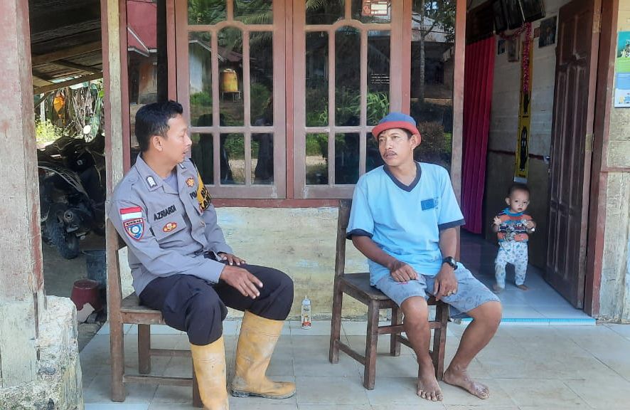 Bripka Azriardi, Bhabinkamtibmas Polsek Sikakap, Laksanakan THTS Bersama Warga Desa Sikakap