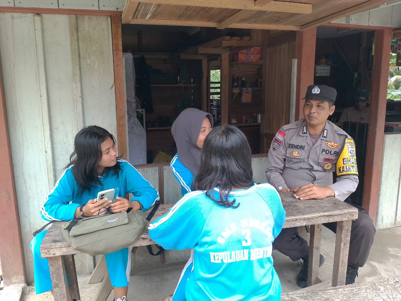 Bhabinkamtibmas Polsek Sikakap Bripka Zendri Nasmarta Sosialisasi Penerimaan Polri Jalur Rekpro dan Motivasi Pelajar