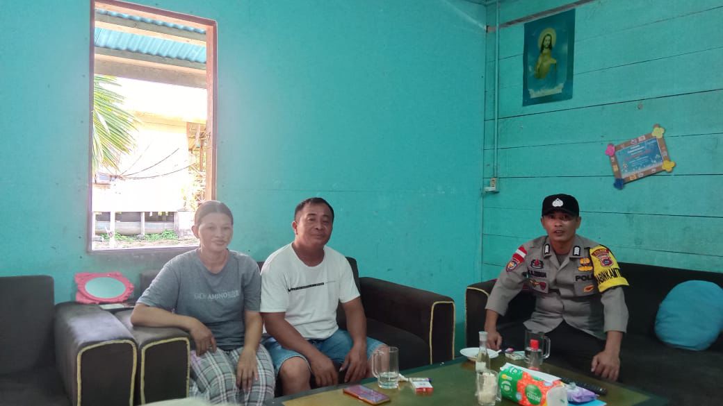 Bhabinkamtibmas Polsek Siberut Bripka Kurnia Selamet Zebua Himbau Warga Desa Cimpungan Waspada Terhadap Pelaku Kejahatan