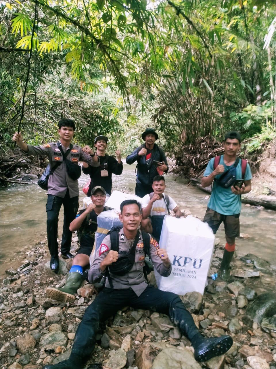 Pengawalan Distribusi Logistik Pilkada Menuju Lokasi TPS di Desa Bojakan Kecamatan Siberut Utara Kabupaten Kepulauan Mentawai