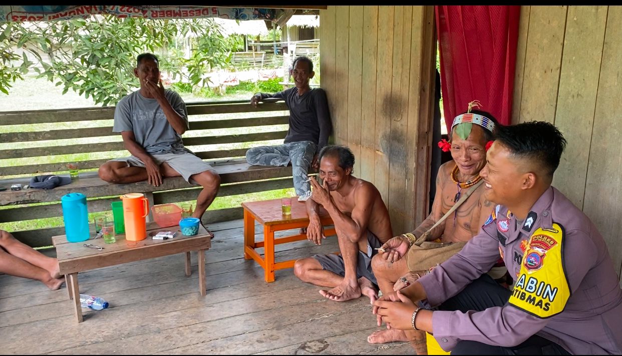 Himbauan Penting Bhabinkamtibmas untuk Masyarakat Muara Siberut: Keselamatan di Laut Harus Diutamakan