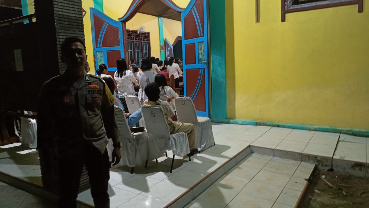Polsek Sikabaluan Amankan Perayaan Kamis Putih di Gereja Katholik Santa Maria