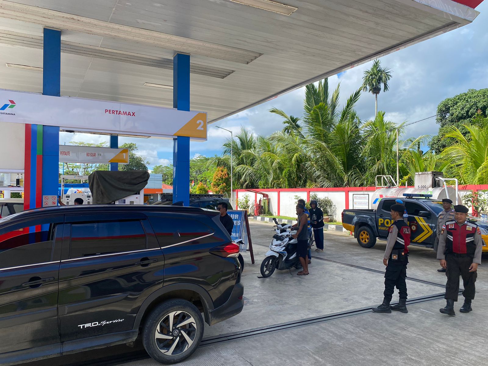 Amankan Objek Vital Distribusi BBM Subsidi, Satuan Samapta Polres Kepulauan Mentawai Lakukan Patroli dan Pengamanan di SPBU KM.2