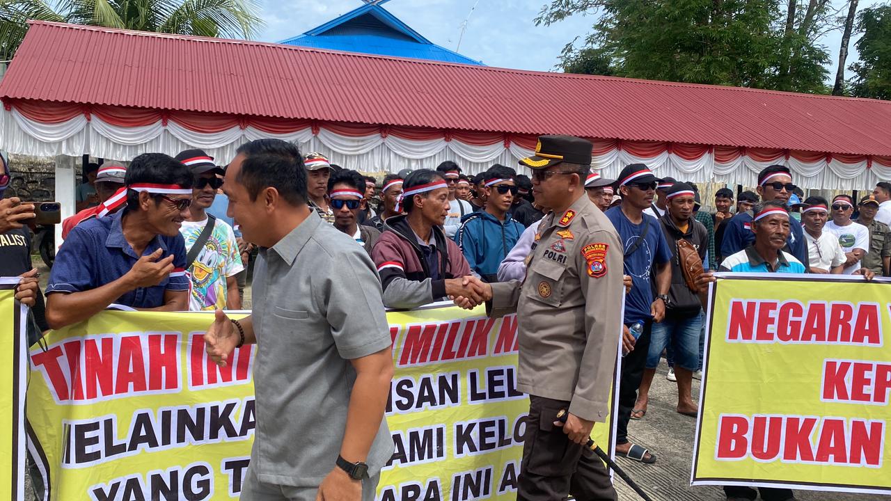 Polres Kepulauan Mentawai Dampingi dan Kawal Kegiatan Orasi Aliansi Masyarakat Adat Taileleu