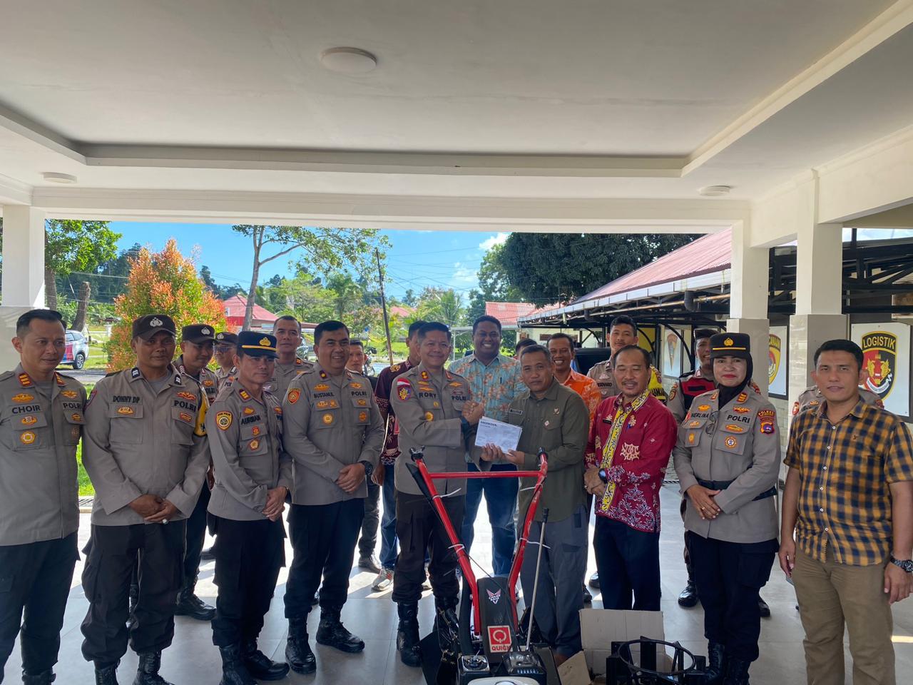 Dukung Program Swasembada Pangan, Kapolres Kep Mentawai Serahkan Bantuan Alat Pertanian Kepada Desa SP2 Sidomakmur