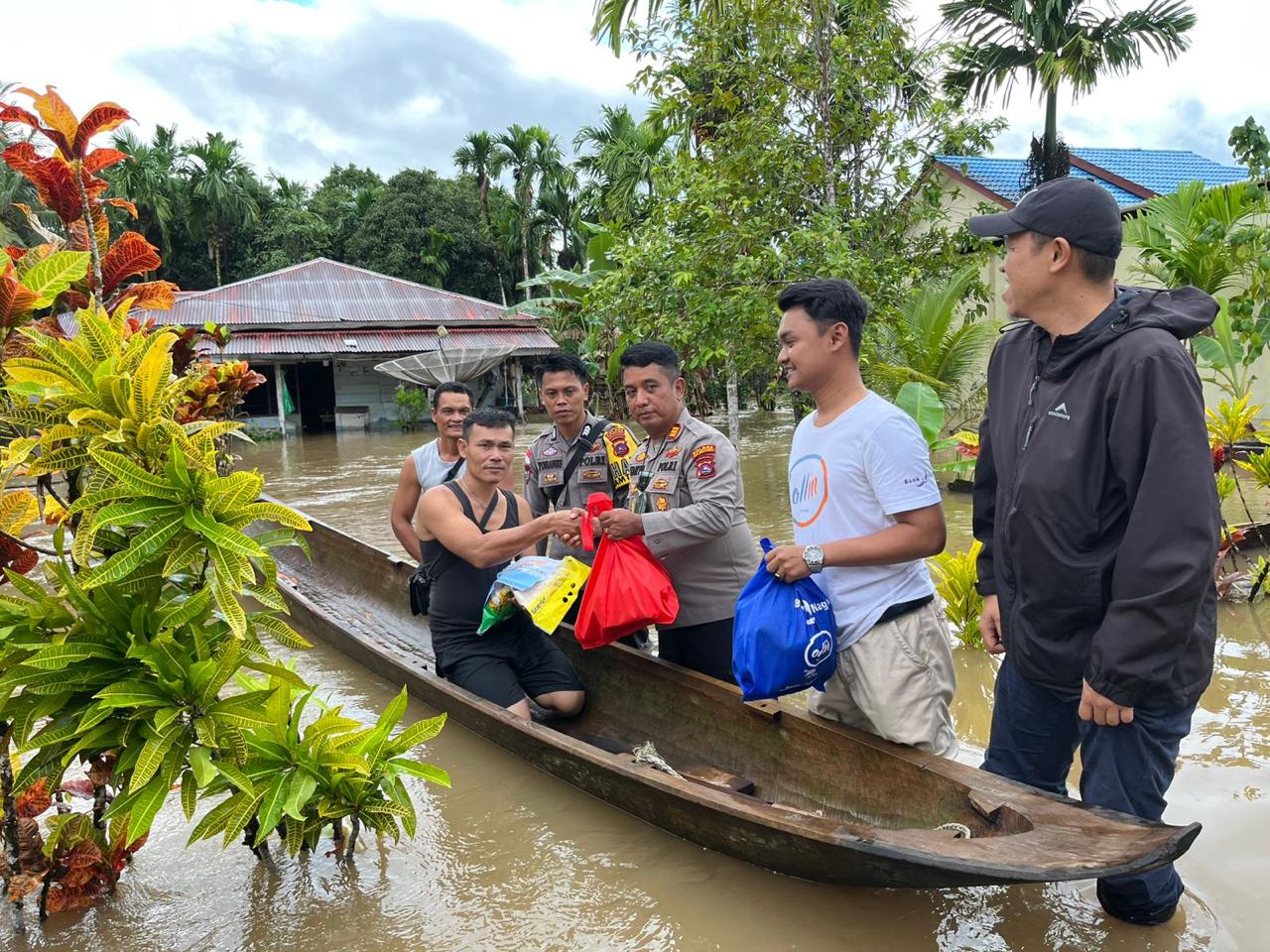 Polsek Siberut Polres Kepulauan Mentawai Bantu Masyarakat Pasca Banjir