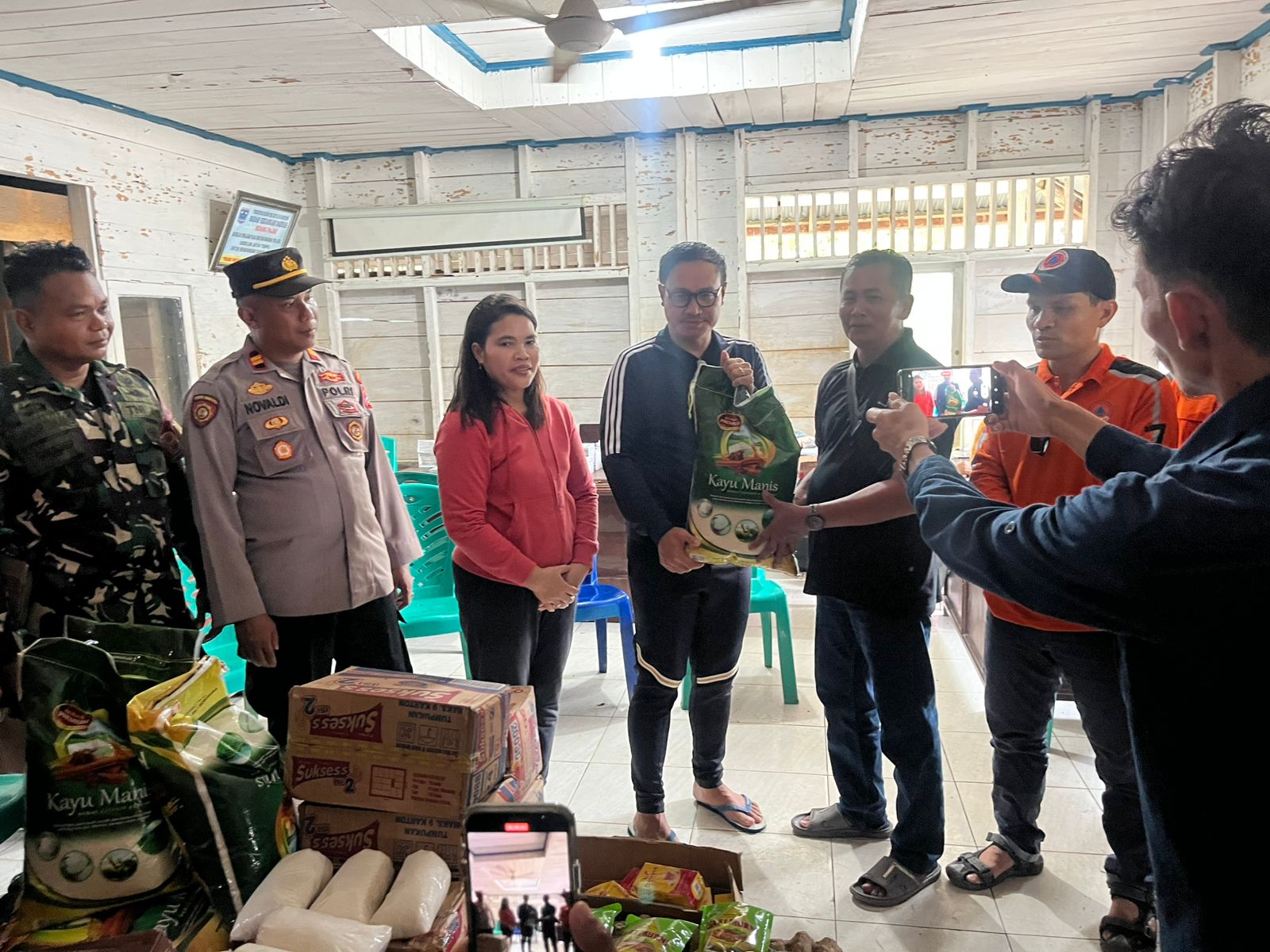 Polsek Sikabaluan Polres Kepulauan Mentawai Dampingi Bupati Salurkan Bantuan ke Lokasi Banjir