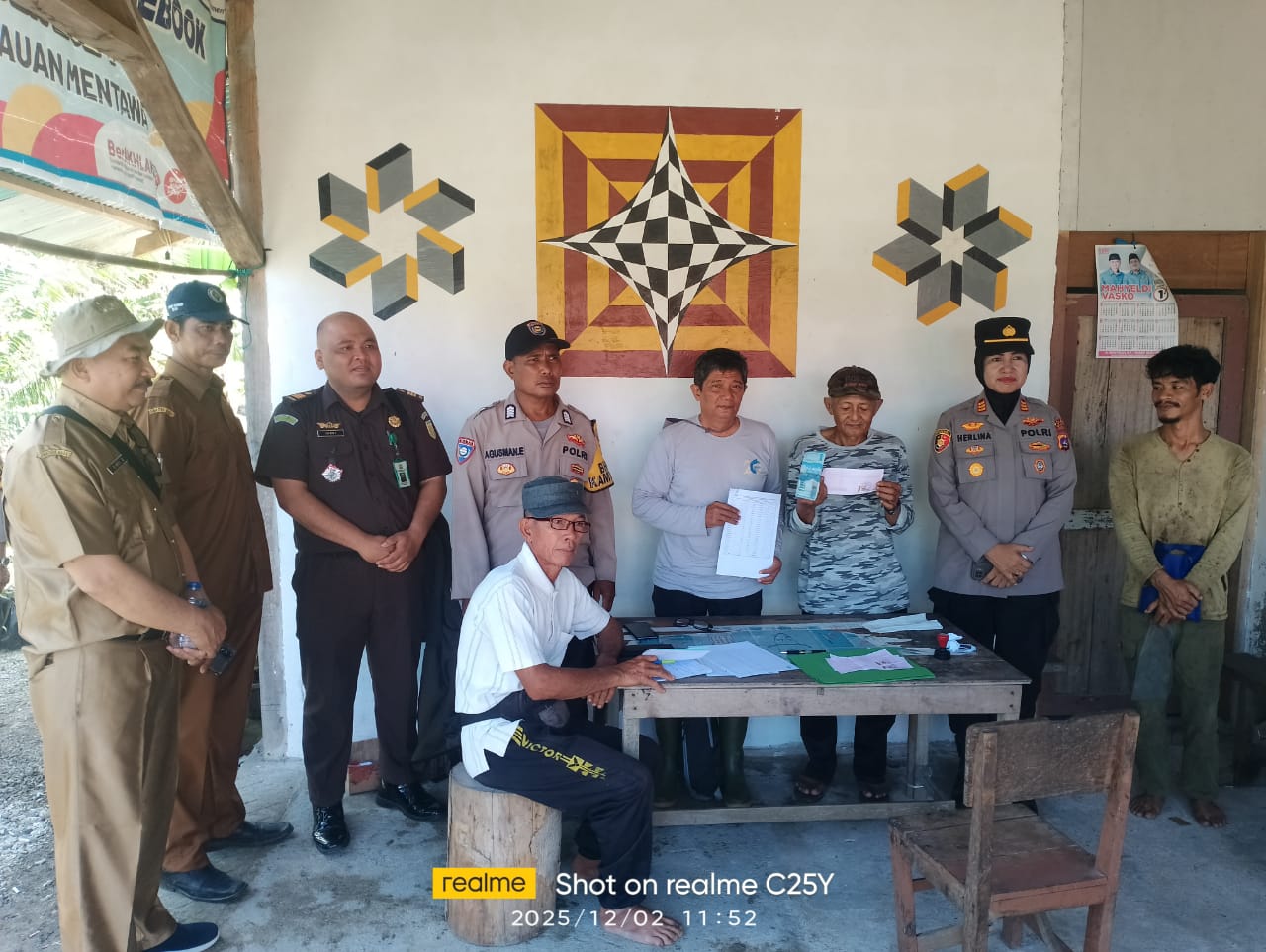 Polsek Sipora Polres Kepulauan Mentawai Dampingi Pembayaran Giat Pencegahan Pencemaran Lingkungan Hidup