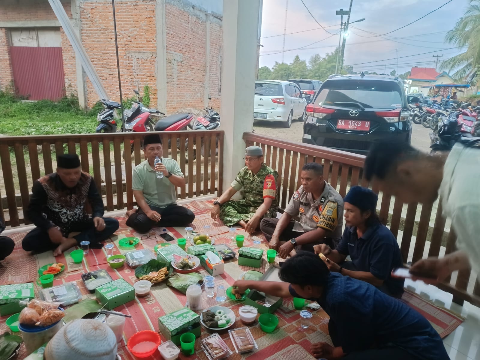 Sampaikan Pesan Kamtibmas dan Himbauan Menjaga Kekhusyukan Ibadah,Bhabinkamtibmas Desa Tuapejat Buka Bersama Warga di Mesjid Jabal Nur