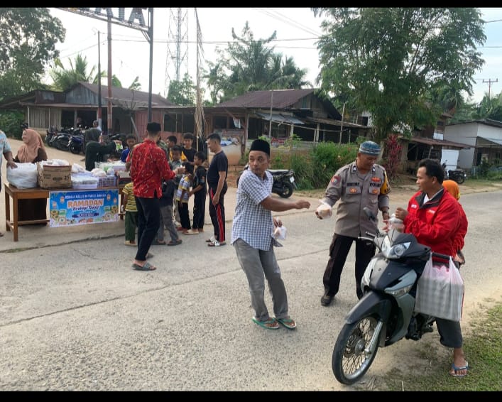 Dalam Indah Kebersamaan Menjalin Silaturahmi, Bhabinkamtibmas Sipora Utara serta Babinsa Berbagi Takjil Bersama Pemuda serta Perangkat Desa Sipora Jaya