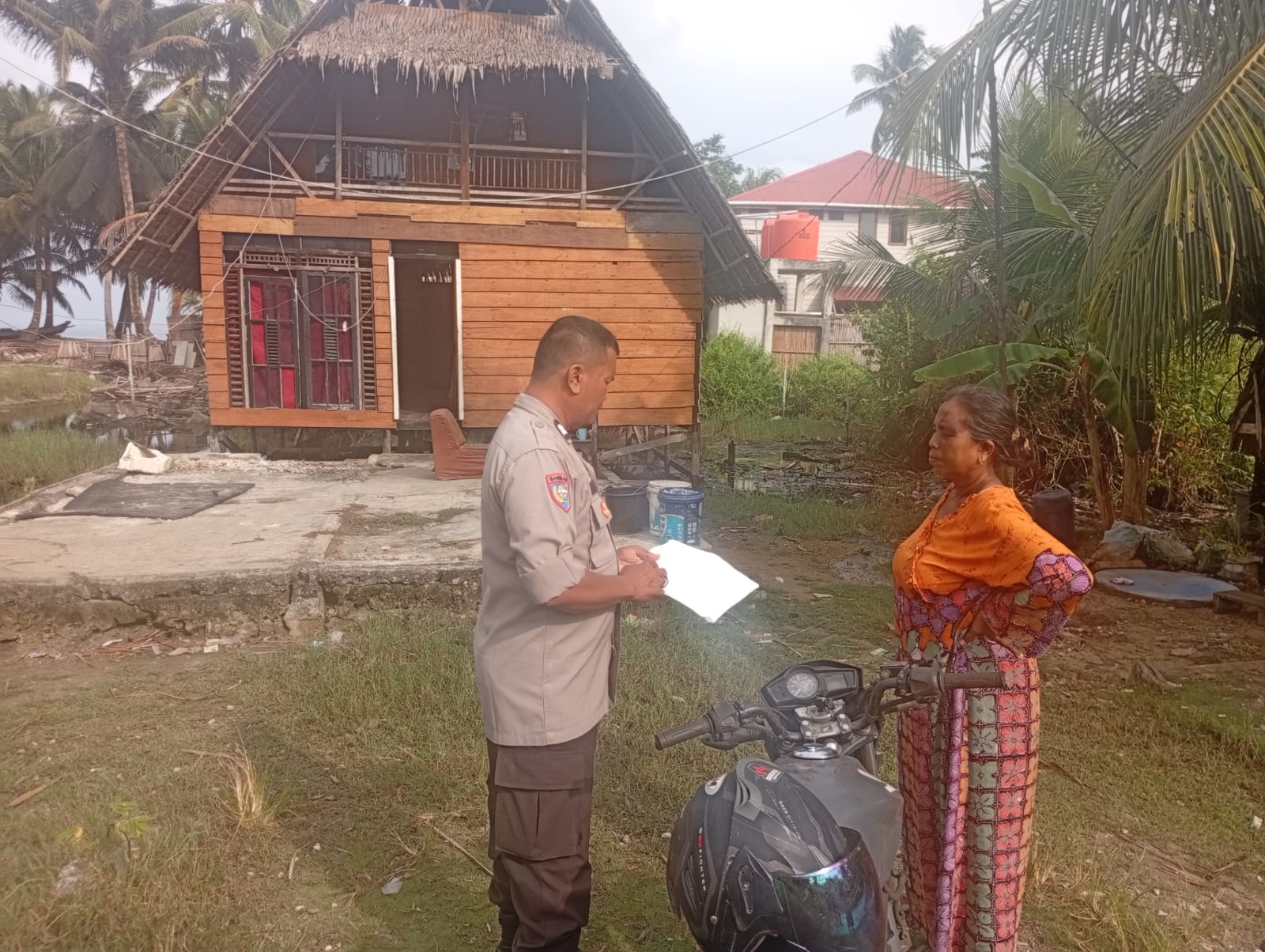 Wujud Kepedulian, Bhabinkamtibmas Sipora Dampingi Warga Kurang Mampu di Dusun Jati Desa Tuapejat Kec. Sipora Utara