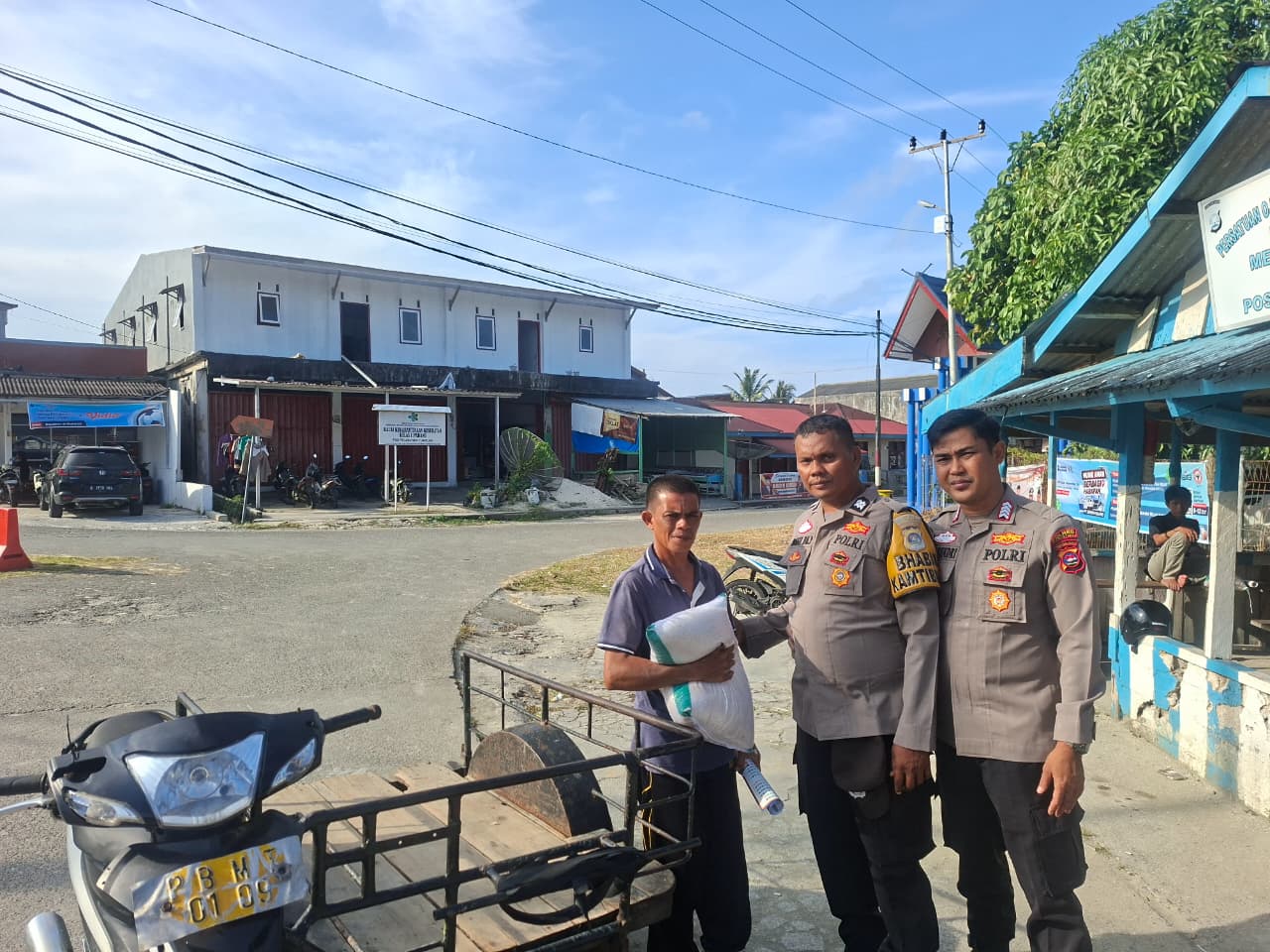 Kapolres Kep Mentawai Bagikan Beras kepada Pengemudi Ojek dan Becak di Bulan Ramadhan 