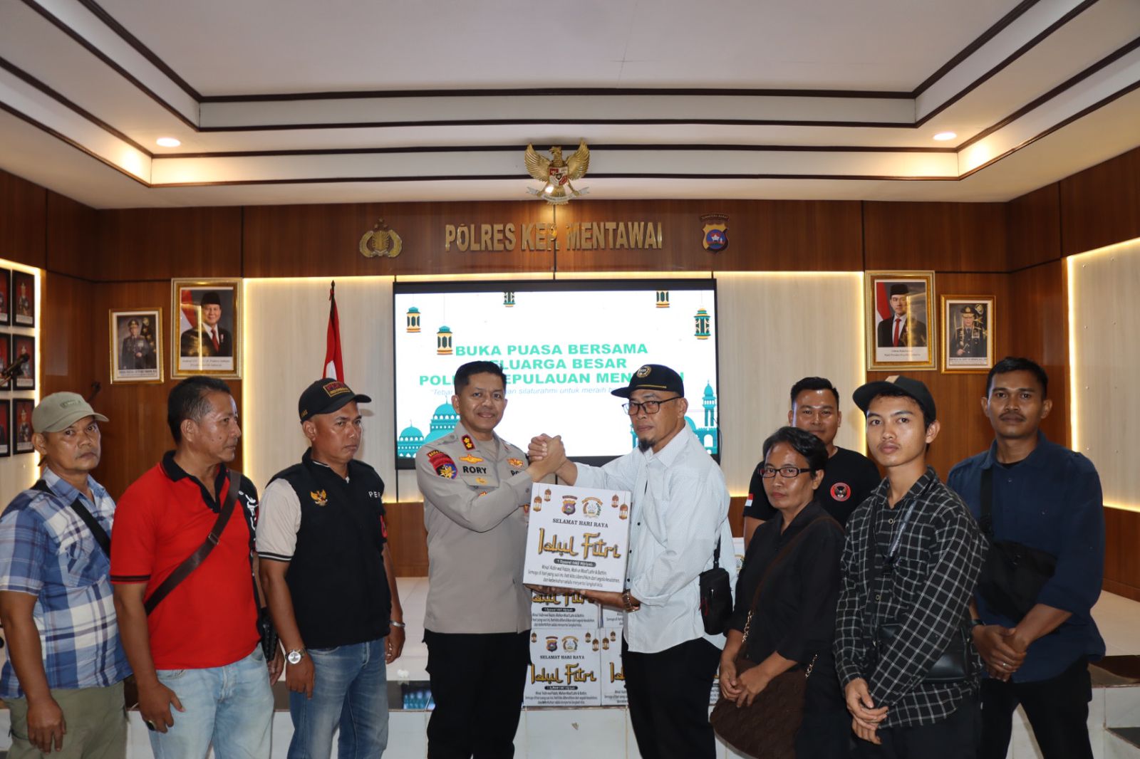 Momentum Ramadhan, Kapolres Kepulauan Mentawai Berikan Apresiasi dan Paket Lebaran untuk Insan Pers