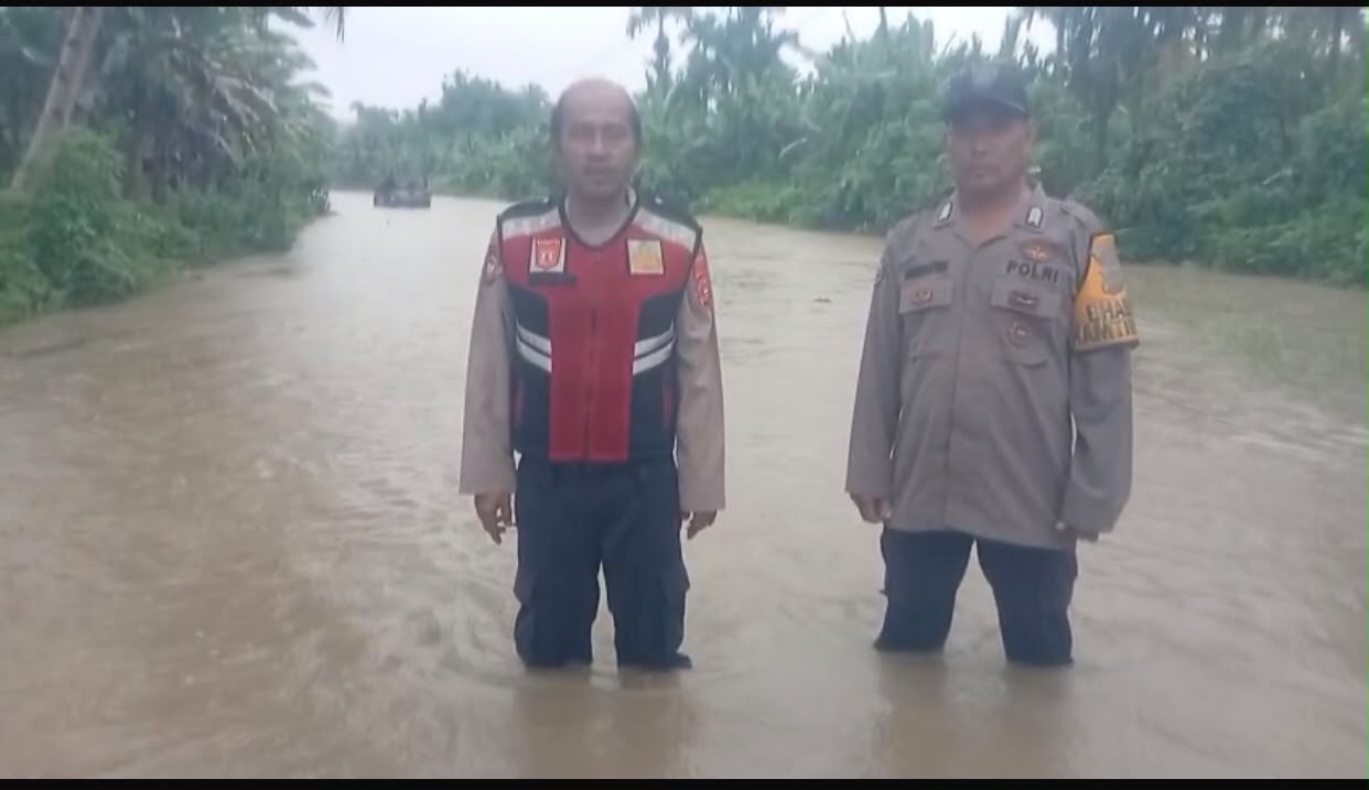 Banjir Rendam Ruas Jalan Tuapejat–Sioban, Polsek Sipora Lakukan Pemantauan dan Pengamanan
