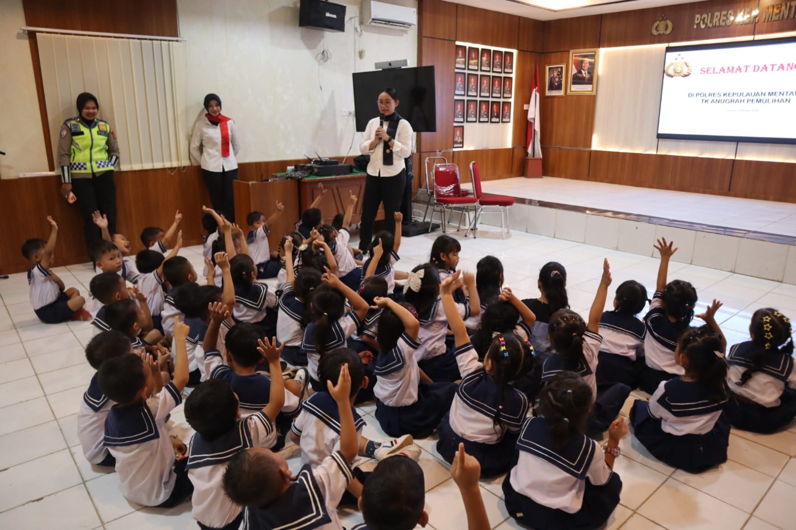 Polwan Polres Kepulauan Mentawai Edukasi Anak TK Anugerah Pemulihan tentang Pentingnya Menjaga Area Privasi